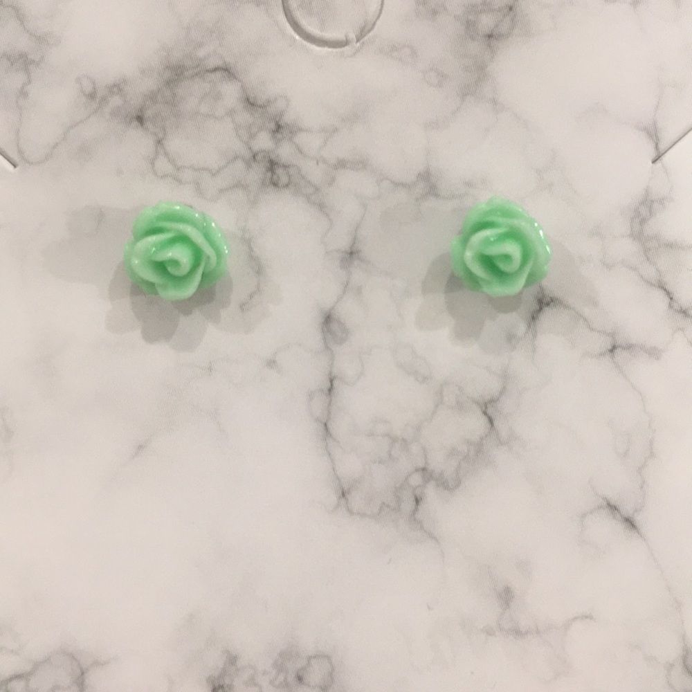 ☮️💗4/$12; 2/$8⭐️🩷 Girls Hypoallergenic Green Rose Earrings 🌹